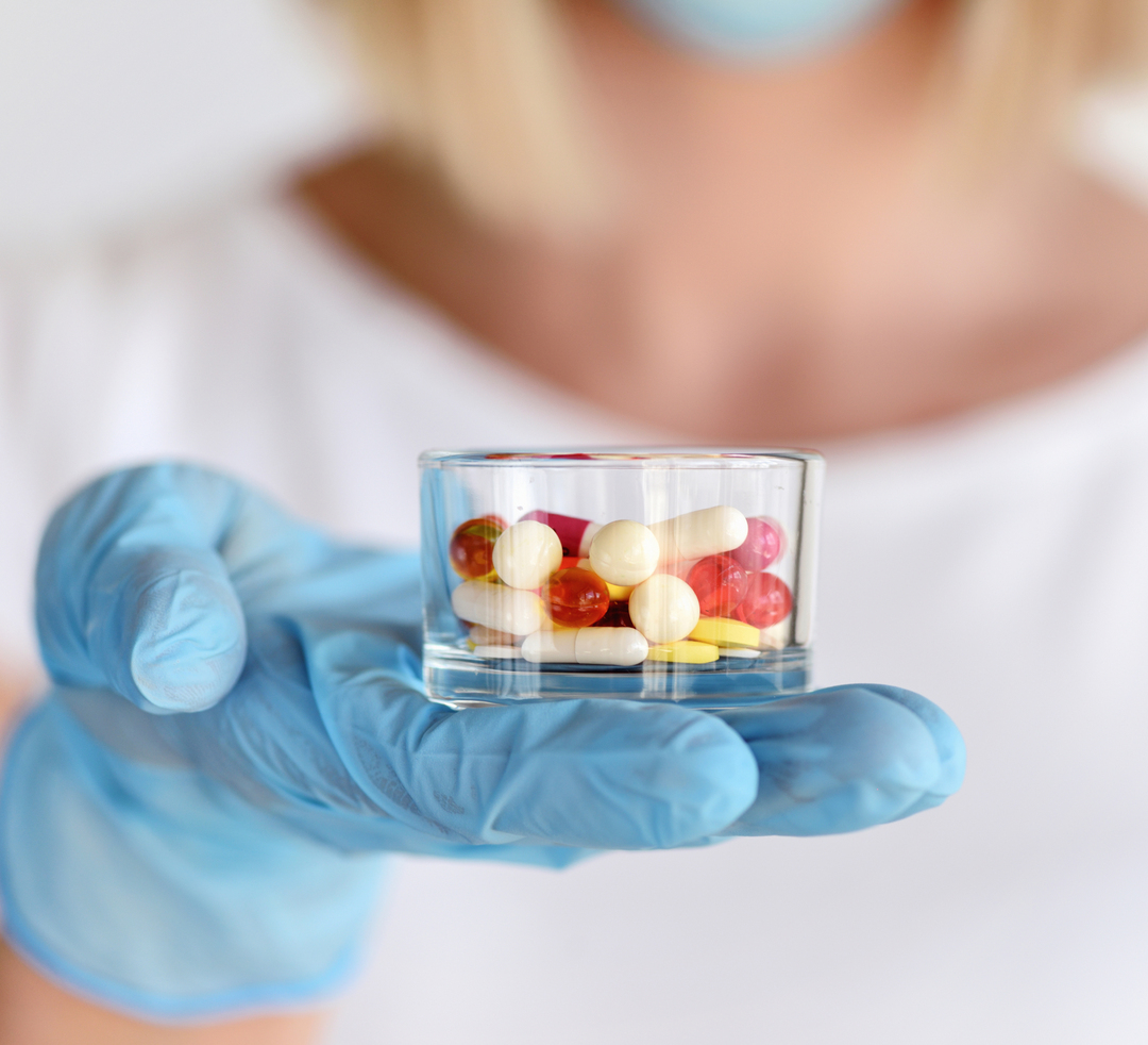 mano con antibióticos