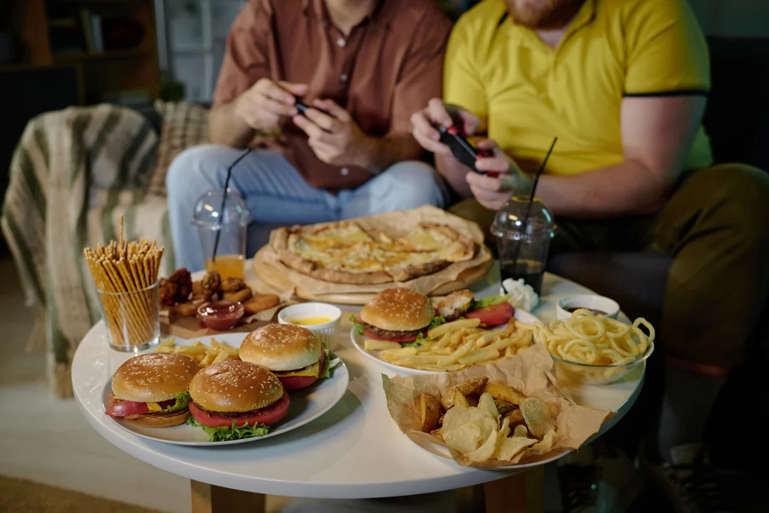 comida chatrarra hamburguesas y papas fritas