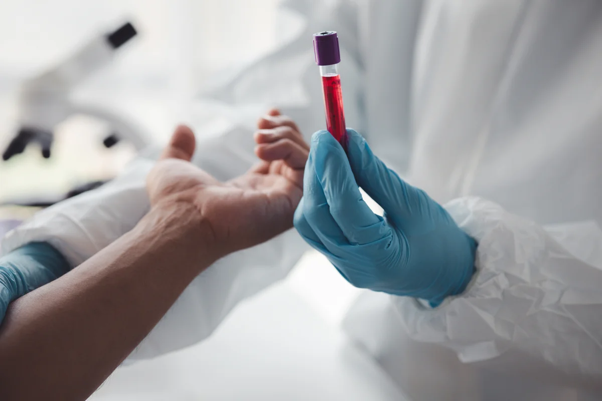 medico con tubo de sangre en sus manos
