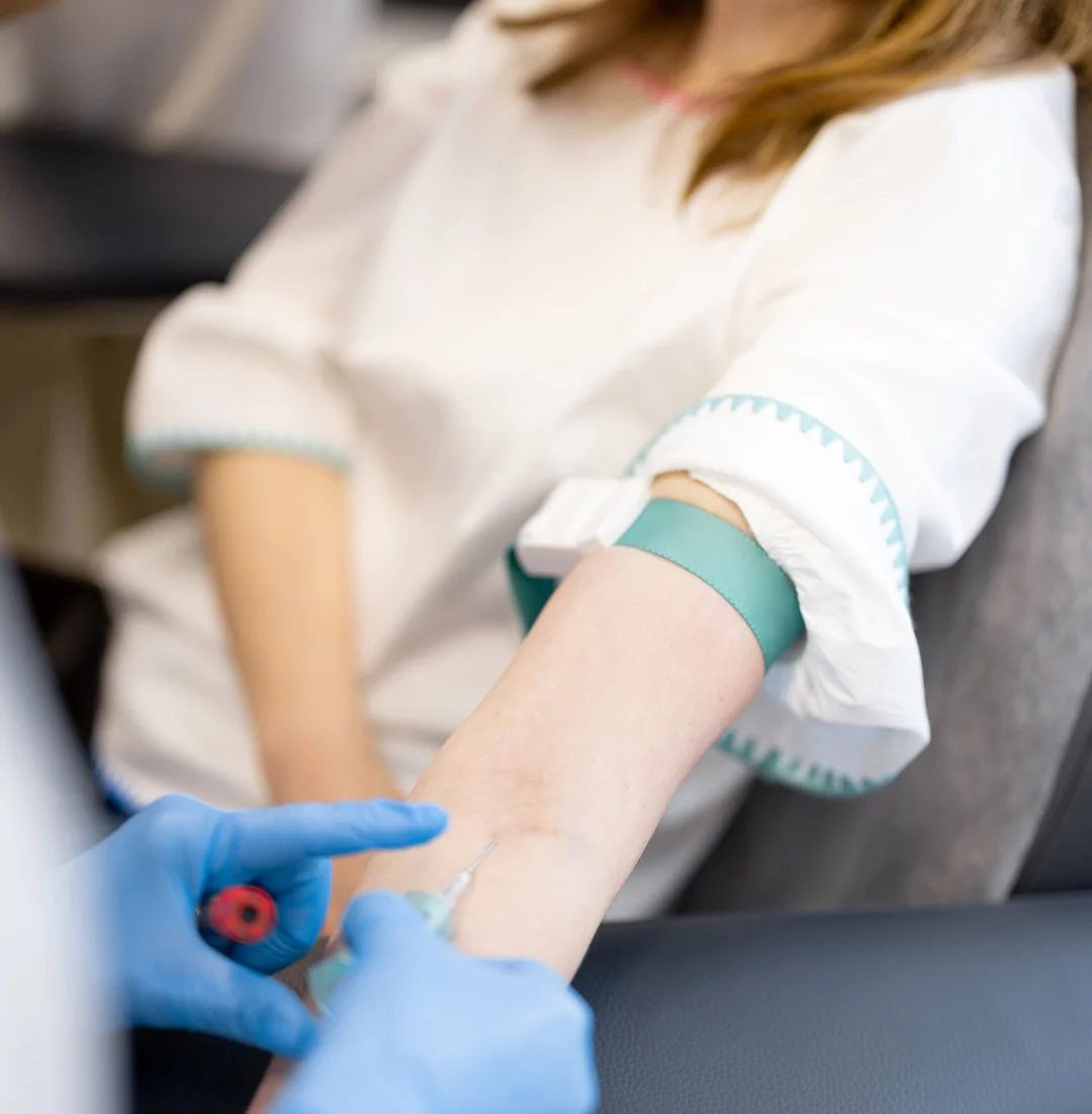 medico obteniendo muestra de sangre de un paciente